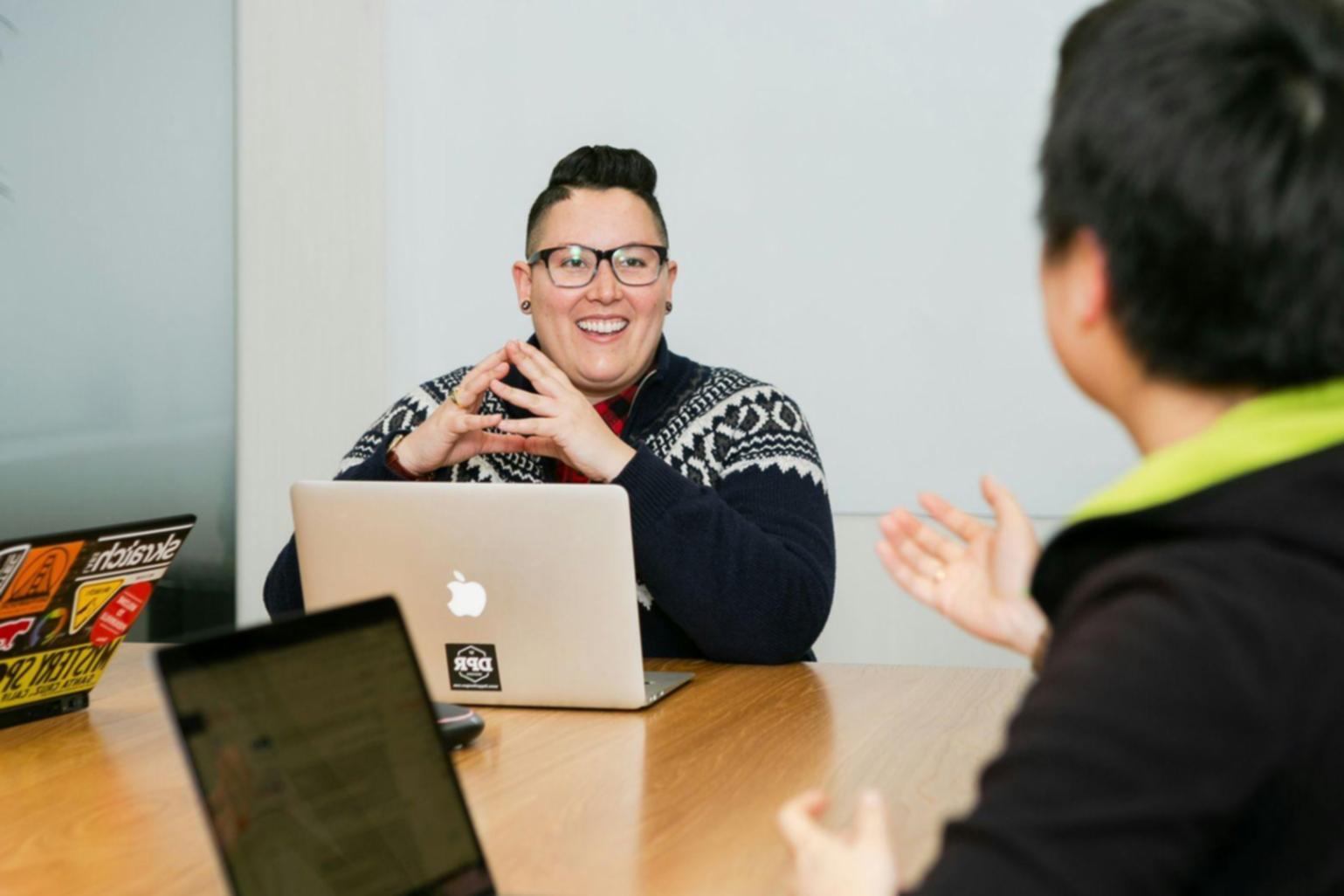 Moderne Arbeitsumgebung mit technischer Ausstattung für Finanz-Franchise